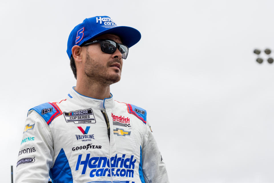 SONOMA, CA - 12 DE JUNIO: Kyle Larson (#5 Hendrick Motorsports HendrickCars.com Chevrolet) camina hacia este vehículo antes de la NASCAR Cup Series Toyota/Save Mart 350 el 12 de junio de 2022 en Sonoma Raceway en Sonoma, CA.  (Foto de Bob Kupbens/Icon Sportswire vía Getty Images)