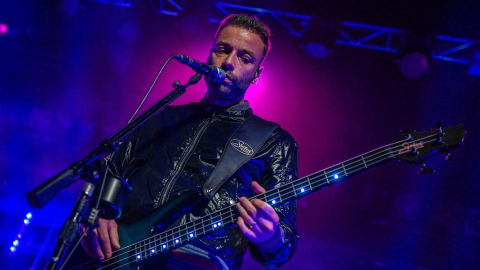 Bassist Christopher Wolstenholme begeisterte mit seinen Bandkollegen 1200 Fans. Das Konzert fand beim Reeperbahnfestival während der Warner Music Night im «Docks» statt. Foto: Axel Heimken