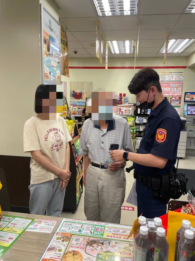 ▲商店員與員警聯手及時阻攔，成功守住吳翁積蓄(圖／警方提供2023.6.3)