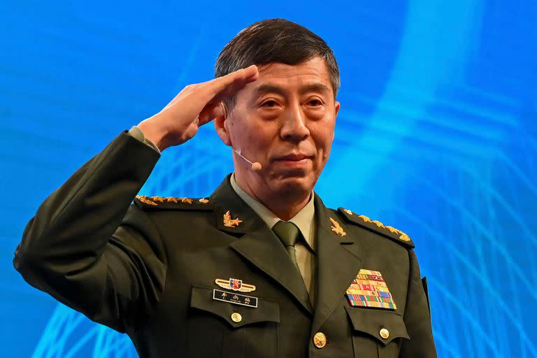 El ministro de Defensa de China, Li Shangfu, saluda antes de pronunciar un discurso durante la 20ª cumbre del Diálogo de Shangri-La en Singapur el 4 de junio de 2023.