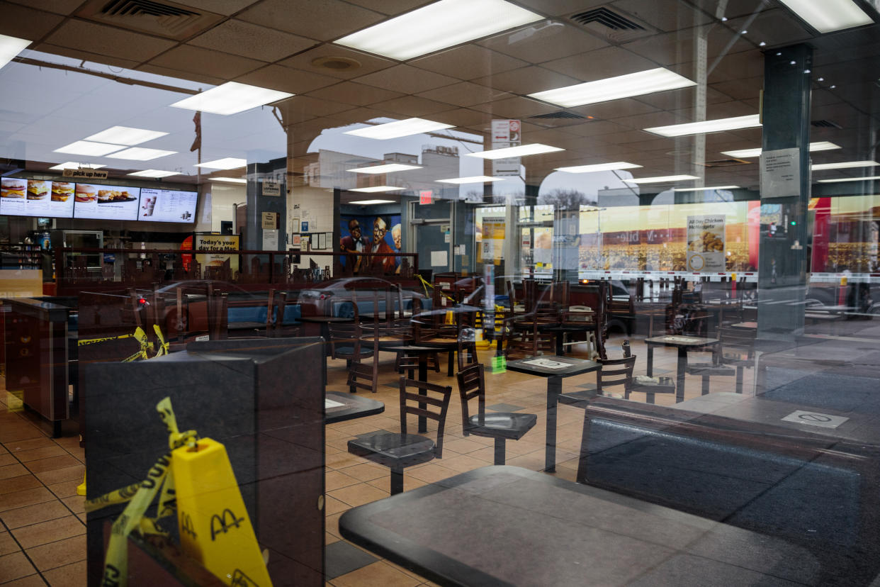 Un comedor cerrado en un McDonald's de Nueva York el 30 de marzo de 2020. (Sarah Blesener/The New York Times)