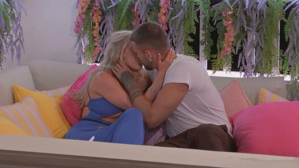 molly and zachariah kiss on love island summer 2023