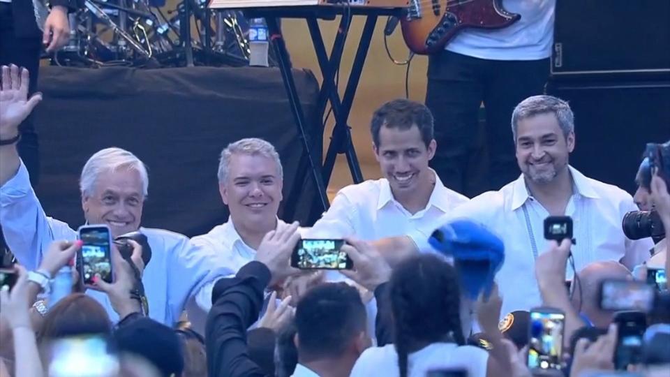 <p>AME7400. CÚCUTA (COLOMBIA), 22/02/2019.- Captura de video cedida que muestra al presidente de Chile, Sebastián Piñera; el presidente de Colombia, Iván Duque; el jefe del Parlamento venezolano, Juan Guaidó; el presidente de Paraguay, Mario Abdo Benitez, mientras participan en el concierto por Venezuela en Cúcuta (Colombia). Guaidó, que se proclamó presidente interino del país, llegó este viernes al concierto por Venezuela de artistas internacionales en la ciudad colombiana de Cúcuta, donde se abrazó con los mandatarios de Colombia, Chile, Paraguay y el secretario de la OEA. EFE/ Organización Aid Live / SOLO USO EDITORIAL / NO VENTAS/MEJOR CALIDAD DISPONIBLE </p>