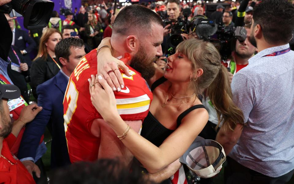 Ο Travis Kelce και η Taylor Swift αγκαλιάζονται μετά τη νίκη των Chiefs στο Super Bowl LVIII