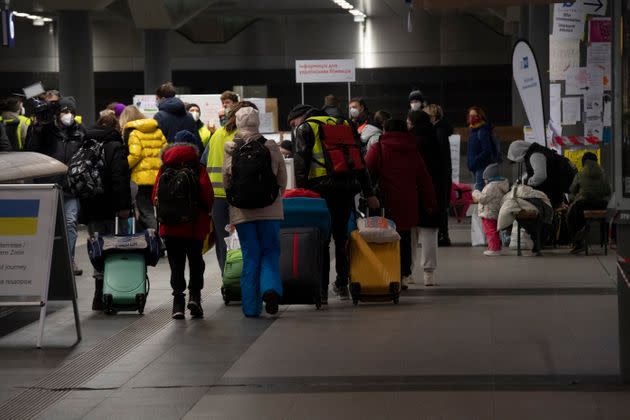 Refugees from the Ukrainian war zone walk to a collection point at a train station in Berlin. (Photo: picture alliance via Getty Images)