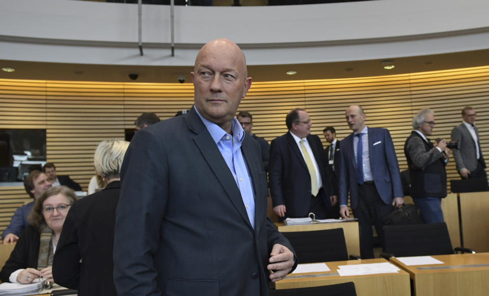 Thomas Kemmerich nahm an einer Corona-Demo teil, die von ihm und anderen Teilnehmern als "Spaziergang" bezeichnet wurde (Symbolbild: Jens Schlueter / AFP)