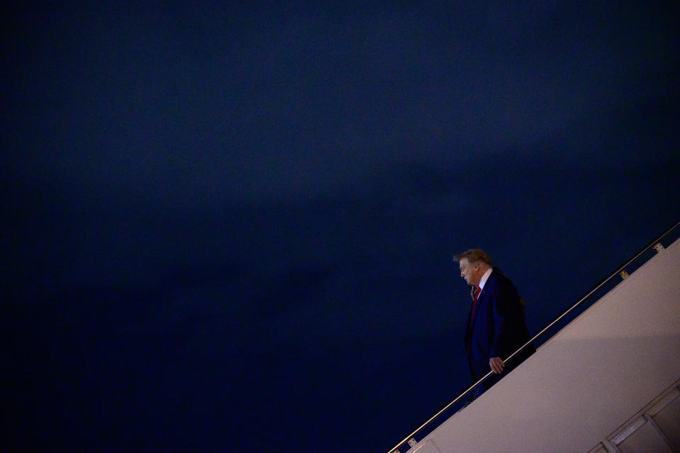 El presidente Donald Trump y la primera dama, Melania Trump, salen del avión presidencial después de llegar a West Palm Beach, Florida, el 23 de diciembre de 2020. (Erin Scott/The New York Times).