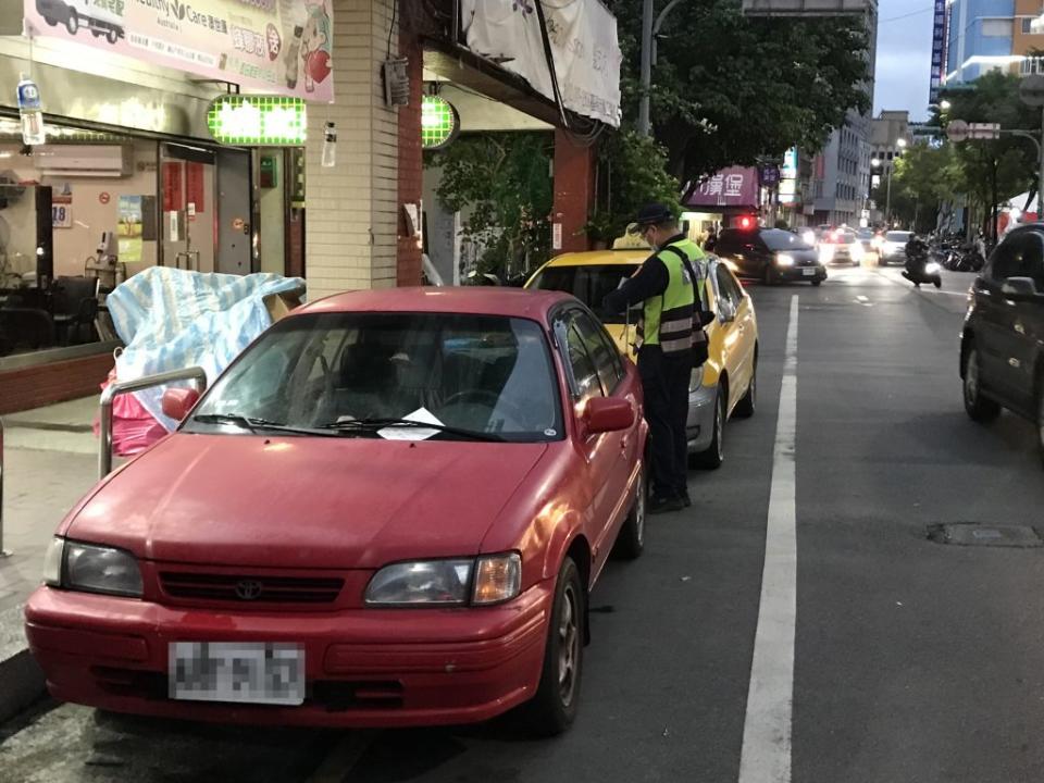 市警交通隊及轄區警分局，在學校開學前加強取締違停車輛。（記者張上耕翻攝）