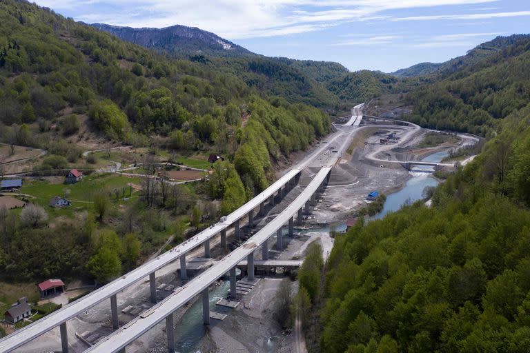 Montenegro construye un autopista que destruye su economía