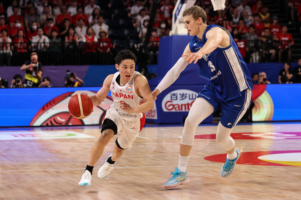 OKINAWA, JAPAN - AUGUST 27: Yuki Kawamura #5 of Japan drives to the basket against Lauri Markkanen #23 of Finland during the FIBA Basketball World Cup Group E game between Japan and Finland at Okinawa Arena on August 27, 2023 in Okinawa, Japan. (Photo by Takashi Aoyama/Getty Images)