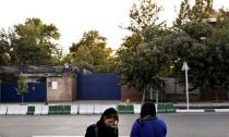 Iranian women stand in front of the British embassy in Tehran August 20, 2015. REUTERS/Raheb Homavandi