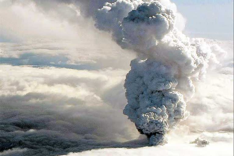 La densa nube de cenizas del volcán Eyjafjallajokull, en Islandia