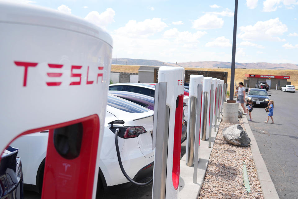 A line of Tesla cars charge on July 17, 2022 in Nephi, Utah. (Photo by George Frey/Getty Images)