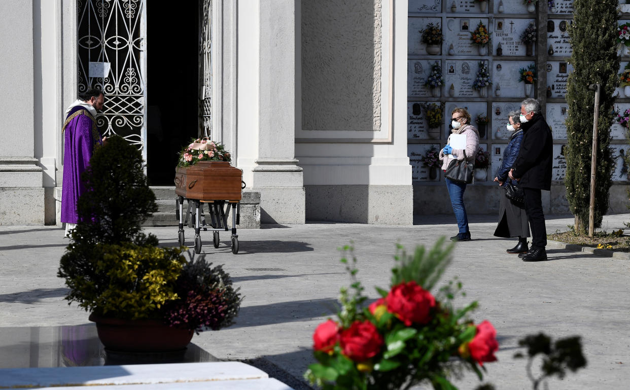 Wie hier im italienischen Serate sind bei Beerdigungen nun nur noch die allerengsten Verwandten erlaubt. Vielen Menschen bleibt es verwehrt, sich von ihren Liebsten zu verabschieden. (Bild: REUTERS/Flavio Lo Scalzo)