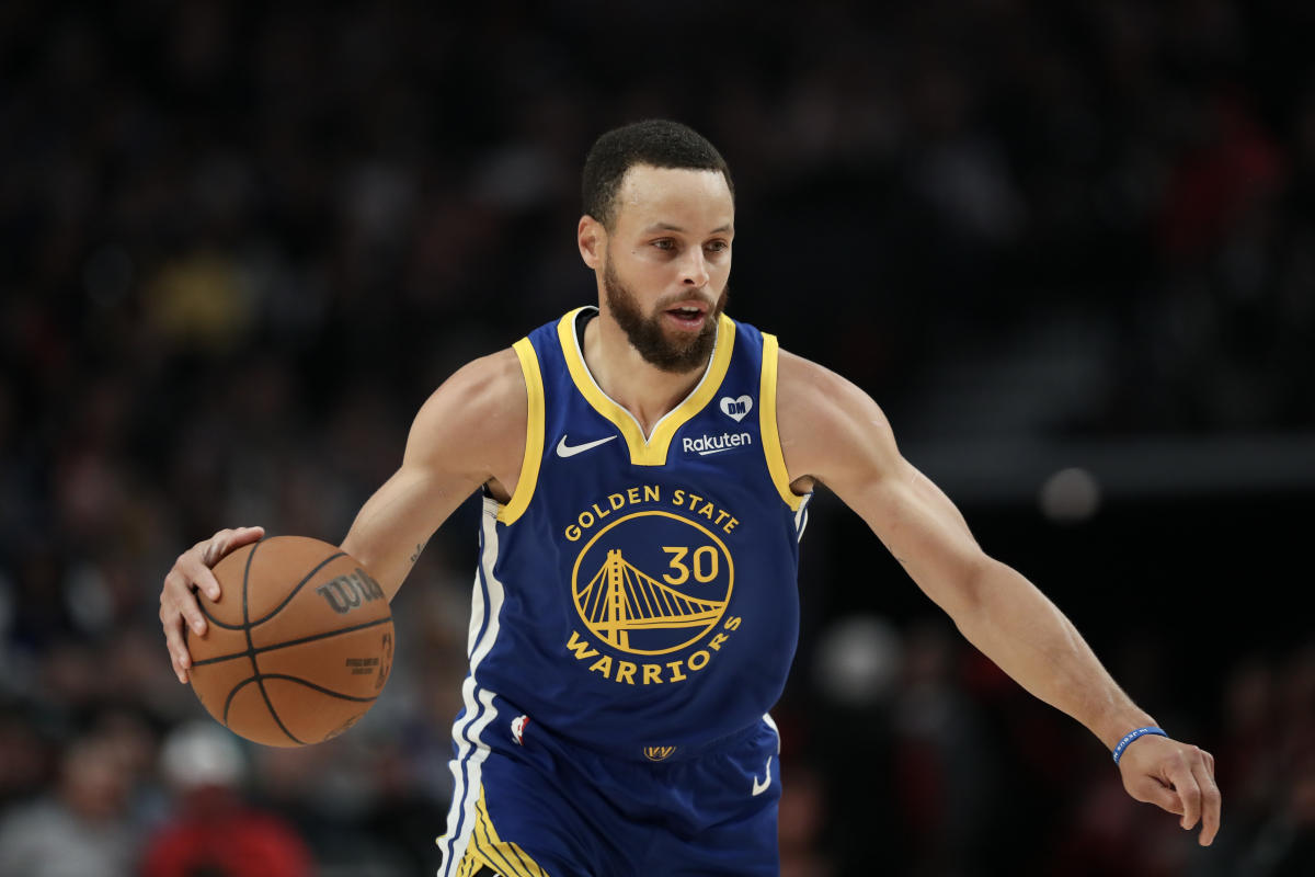 Stephen Curry signs one-year, .6 million extension to stay with Golden State through 2027: report