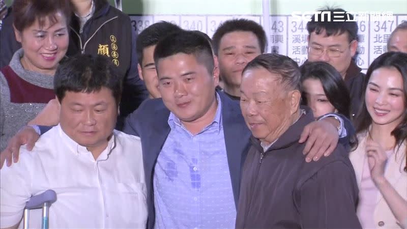 民進黨籍基隆市議員張之豪分析指出，台中顏家，是幫朱立倫拿下首勝的唯一原因。