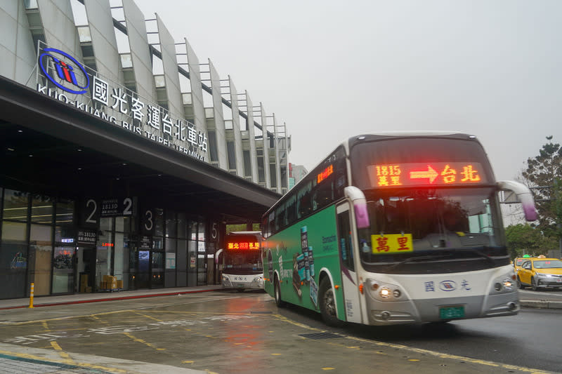 國光客運日前在官網公告，從4日起調整18條路線票價，包括通勤路線、機場路線和一般公路客運路線進行第2波調漲，漲幅新台幣1到17元不等。（中央社資料照）