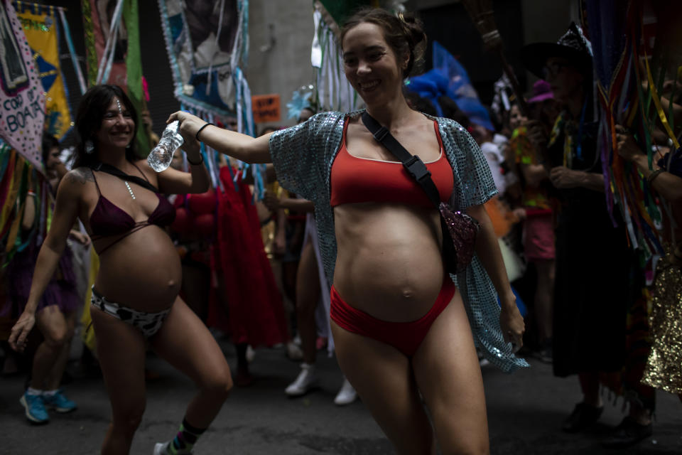 Mujeres embarazadas bailan en una fiesta precarnaval del bloco "Cordao do Boitata" en Río de Janeiro, 12 de febrero de 2023. El carnaval comienza oficialmente el 17 de febrero. (AP Foto/Bruna Prado)