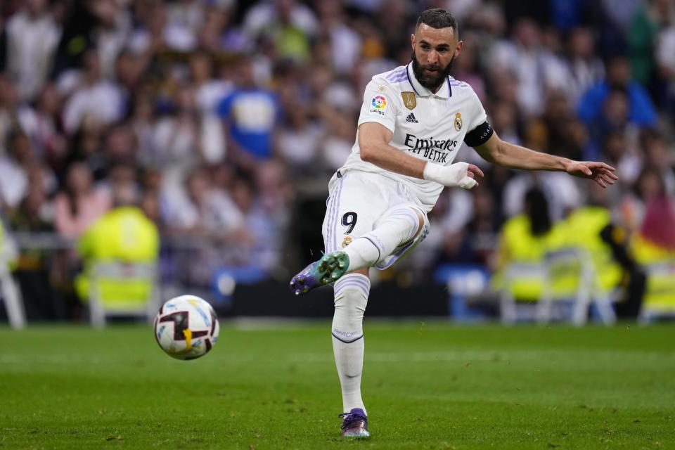 Karim Benzema del Real Madrid patea el balón durante el partido contra Rayo Vallecano en la Liga española, el miércoles 24 de mayo de 2023. (AP Foto/Manu Fernández)