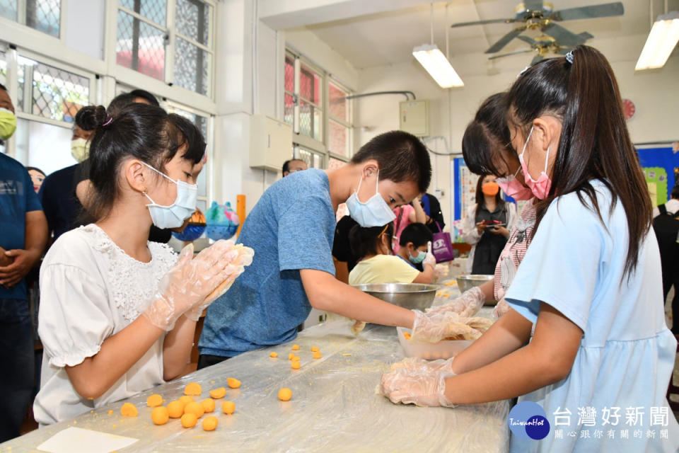 樂學西港站「食在兒樂」 王惠美關心偏鄉學生暑期營隊