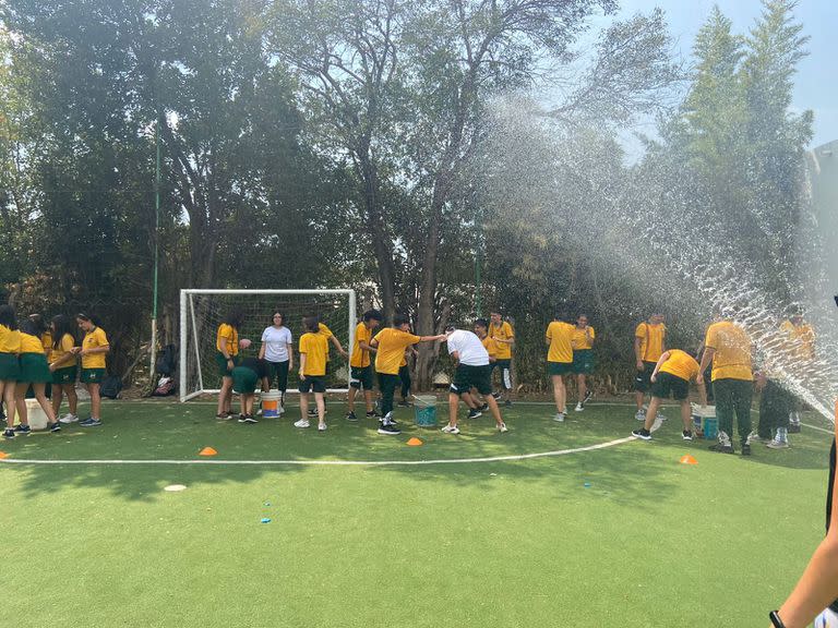 En el Instituto San Nicolás, en Los Polvorines, el calor se combate con agua