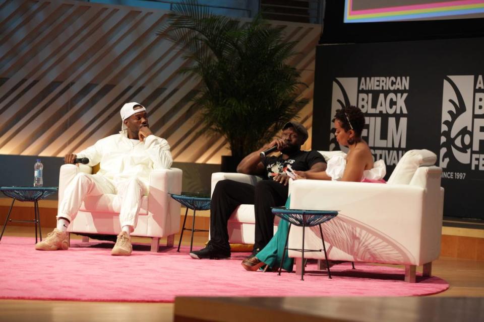 Yahya Abdul-Mateen II charlando en American Black Film Festival (ABFF) el sábado 18 de junio de 2022.