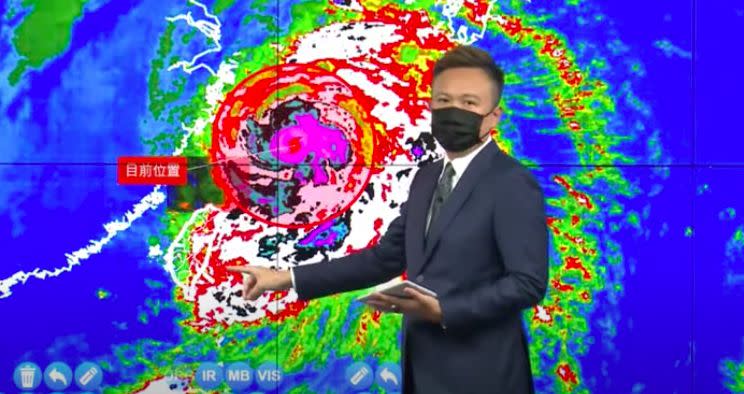 ▲氣象局預報員林秉煜，針對軒嵐諾颱風對台灣帶來影響進行最新說明。（圖／翻攝自氣象局直播）