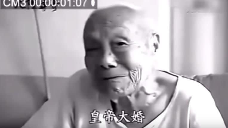 「中國最後一位太監」孫耀庭表示，幫嬪妃洗澡其實是件苦差事。 （圖／翻攝自Bellona Shen YouTube）