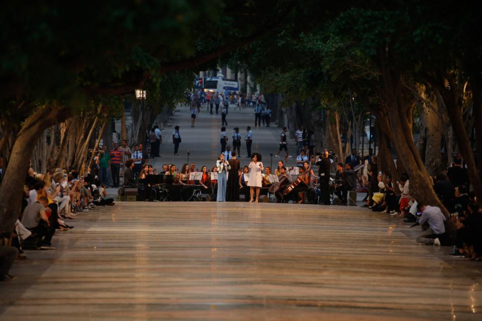 <p>Chanel est la première marque à avoir organisé un défilé à Cuba. Karl et son équipe de mannequins ont dansé sur un boulevard, ayant opté pour l’une des rues les plus animées de la Havane. Les cubains s’étaient réunis dans les rues et sur les balcons afin de pouvoir observer les festivités extravagantes ainsi que les nombreux invités transportés à l’aide de plus de 100 voitures vintage.<br><em>[Photo : Getty]</em> </p>