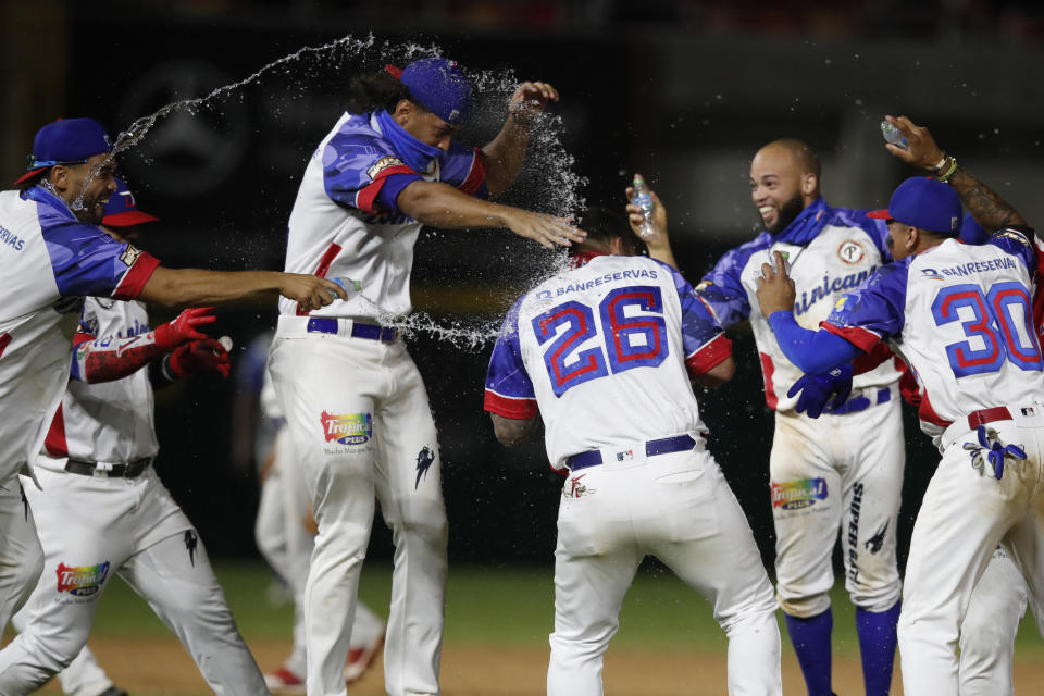 Los jugadores de República Dominicana festejan la victoria por 3-2 sobre Colombia en la Serie del Caribe, el jueves 4 de febrero de 2021, en Mazatlán, México (AP Foto/Moisés Castillo)