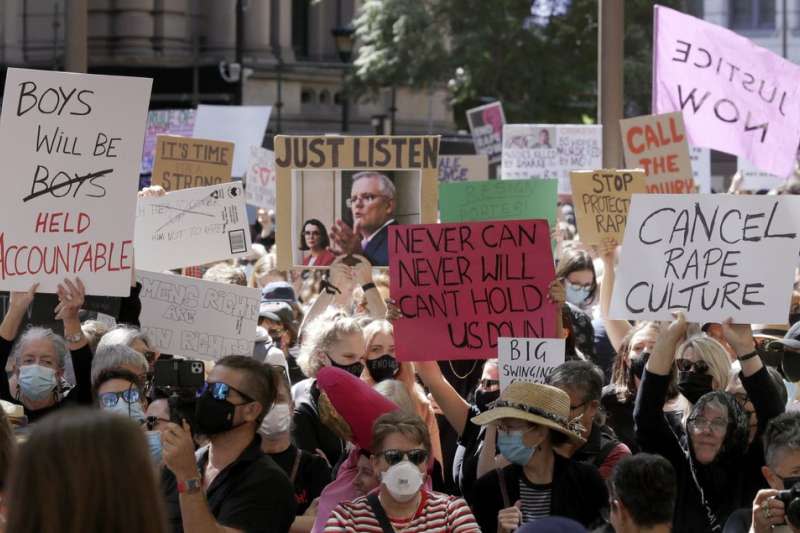 澳洲國會爆發驚天性醜聞，成千上萬憤怒的澳洲婦女在各地集會抗議。（AP）