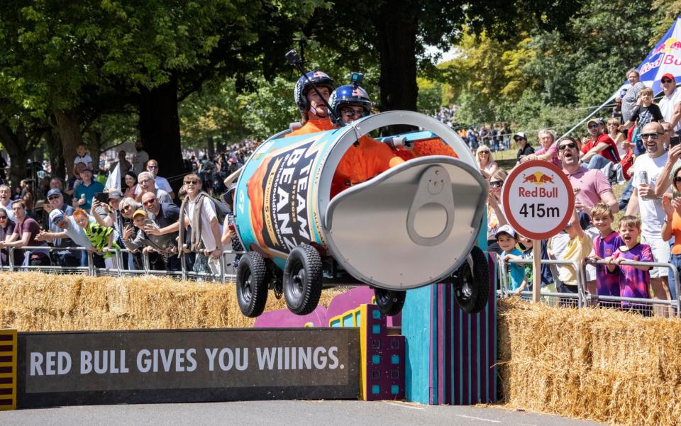 A Heinz beans inspired soapbox takes on the downhill in London on Sunday - Jeff Gilbert Photography www.jeffgilbert.co.uk 