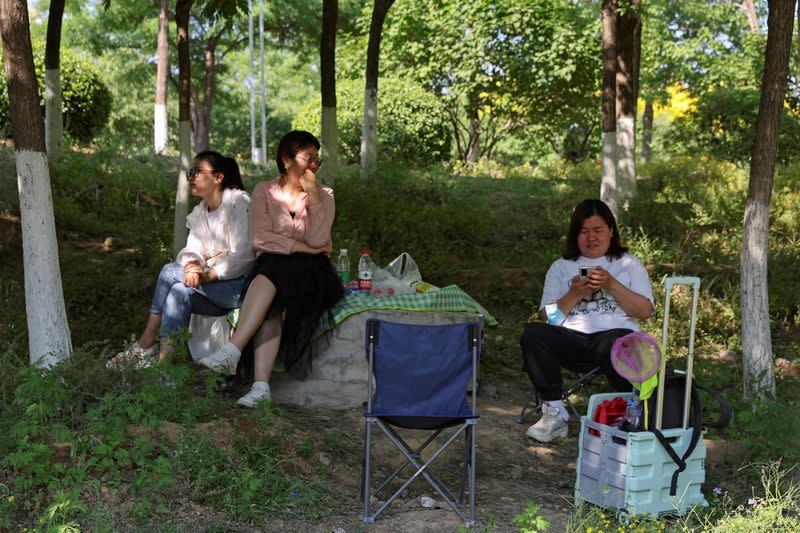 Residents camp out amid city's COVID-19 outbreak in Beijing