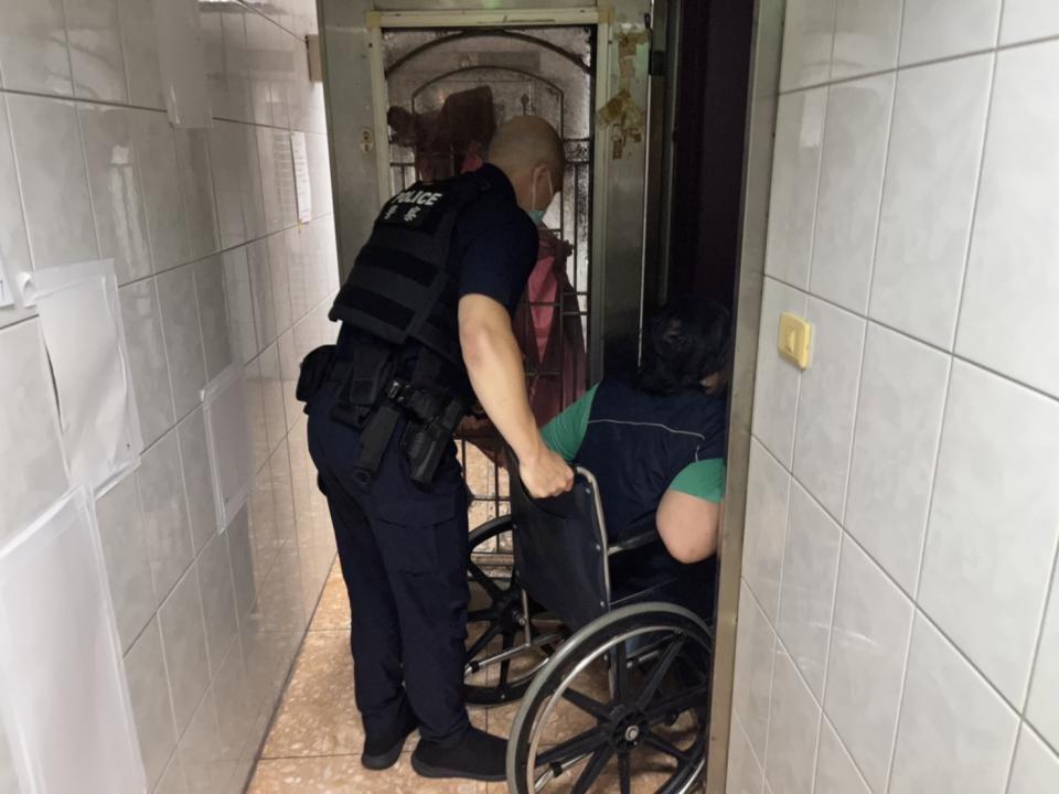 圖片說明：中和警協助身障婦人安全返家。（記者徐煜勝翻攝）