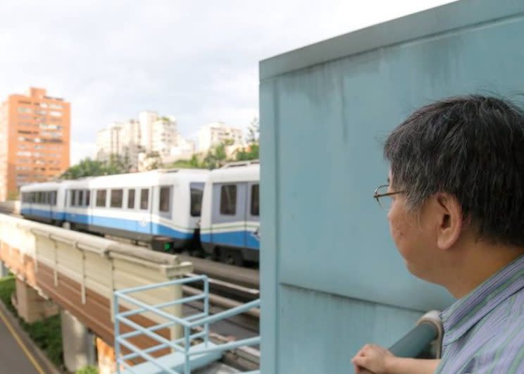 提高車站周邊停車成本，規劃免費公車轉乘路線，加上悠遊卡搭乘優惠，台北捷運的搭乘人數穩定成長，如今已突破單日兩百萬人。（台北市政府圖片）