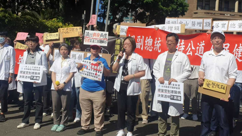 反藥學系增額聯盟召集人沈采穎（右3）一行人前往行政院抗議，要求政府管制藥學系學生總額，護師工會顧問陳玉鳳（右4）也前往聲援。（圖／沈采穎提供）