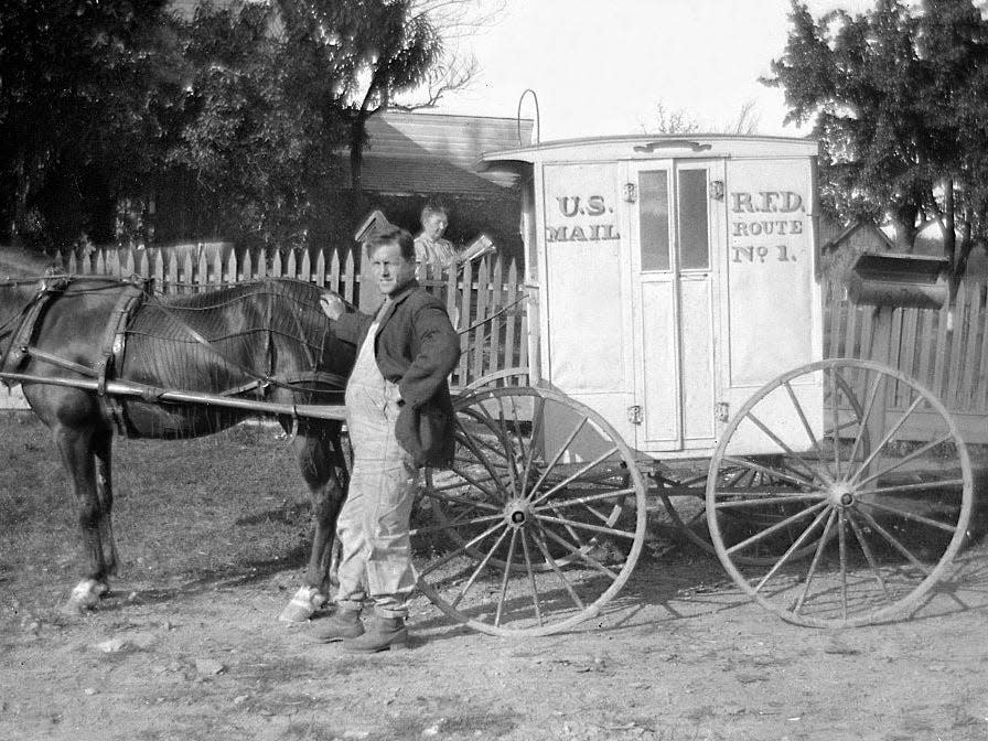 Postal workers use horse drawn carriages in 1900