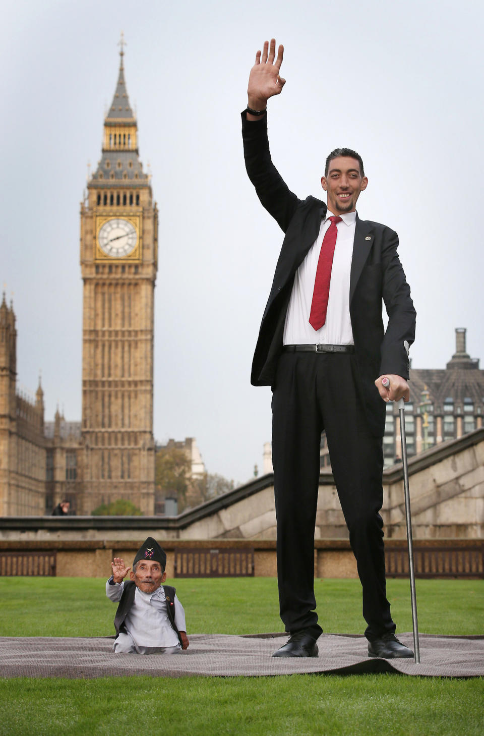 Photos of the day - November 13, 2014 The shortest man ever, Chandra Bahadur Dangi meets the world’s tallest man, Sultan Kosen for the very first time on November 13, 2014 in London, England –– A Palestinian girl looks on as members of Hamas’s armed wing take part in an anti-Israel rally in Rafah in the southern Gaza Strip –– Prince Harry, Honorary Air Commandant, visits RAF Honington on November 13, 2014 in Bury St Edmunds, England –– U.S. President Barack Obama listens with an earphone in his ear for translation as Myanmar President Thein Sein speaks during the group photo for the 2nd ASEAN-United States Summit in Naypyitaw, Myanmar –– Indian farmers return home carrying bundles of paddy on the outskirts of Gauhati, India… are just a few of the photos of the day for November 13, 2014. (Photos by Peter Macdiarmid/Getty Images, REUTERS/Ibraheem Abu Mustafa, Chris Jackson/Getty Images, EPA/Barbara Walton, AP Photo/Anupam Nath) 
 See more 
 photos of the day 
 and our  
 other slideshows 
 on Yahoo News!