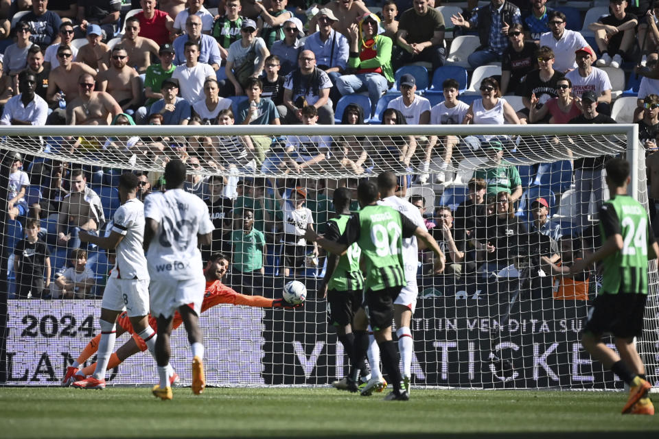Sassuolo's Armand Lauriente scores their side's third goal of the game during the Serie A soccer match between Sassuolo and Milan at Mapei Stadium in Sassuolo, Italy, Sunday April 14, 2024 (Massimo Paolone/LaPresse)