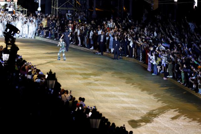 Louis Vuitton: the premiere of Pharrell Williams parades on Pont Neuf