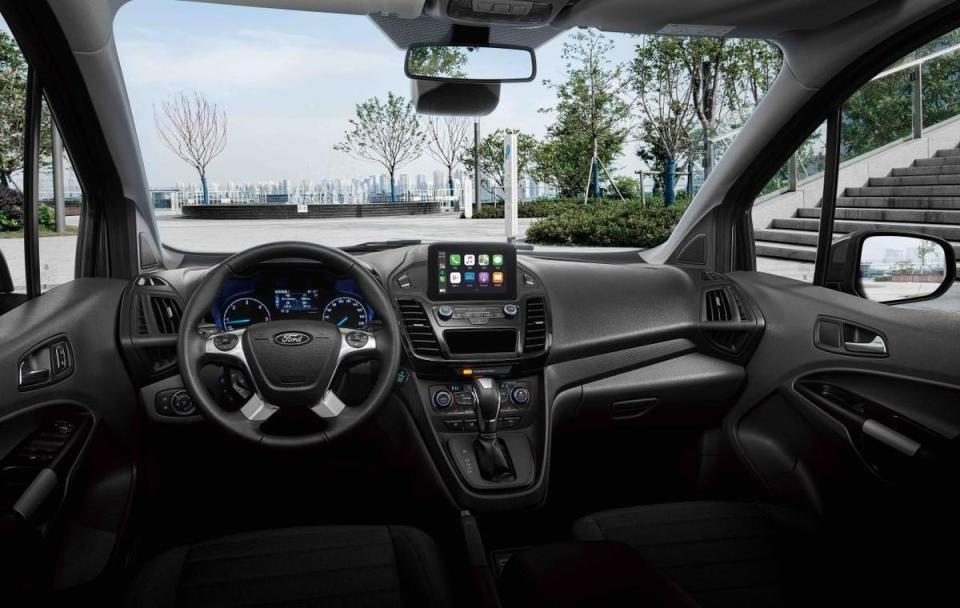 車內舒適配備包括了六吋的觸控螢幕還有SYNC3系統等，算是相當完整。