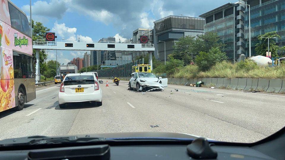 Tesla吐露港公路失控打白鴿轉