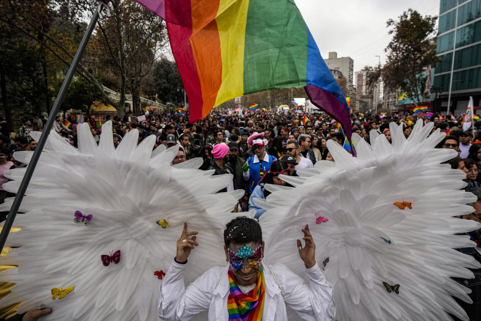 La gente participa en la marcha anual del Orgullo en Santiago, Chile, el domingo 25 de junio de 2023. (Foto AP/Esteban Félix)