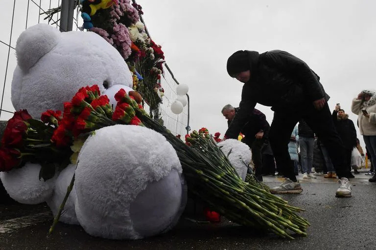 Afuera del Crocus City Hall se formó un memorial para despedir a las víctimas