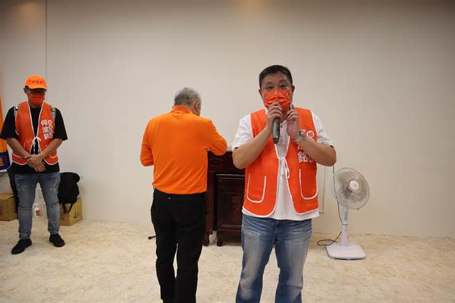 竹北市長何淦銘（左）宣布退選新竹縣長，多次背向民眾拭淚。（邱立雅攝）