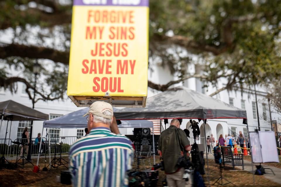 Daniel Brothers holds up his sign during the murder trial of Alex Murdaugh at the Colleton County Courthouse in Walterboro on Thursday, March 2, 2023. Andrew J. Whitaker/The Post and Courier/Pool