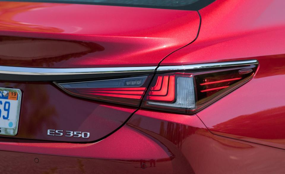 View Photos of the 2019 Lexus ES350