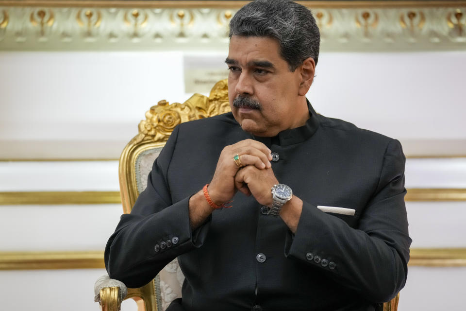 ARCHIVO - El presidente venezolano Nicolás Maduro asiste a una reunión en el palacio presidencial de Miraflores en Caracas, Venezuela, el 20 de febrero de 2024. Maduro ordenó el 16 de abril de 2024 el cierre de la embajada y los consulados de su país en Ecuador en solidaridad con México en su protesta por un allanamiento de las autoridades ecuatorianas a la embajada de México en Quito. (AP Foto/Ariana Cubillos, Archivo)