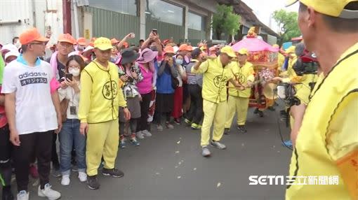 爸爸抱著2歲插著氧氣管的女兒跪在路上，白沙屯媽為他們停下，暖心賜福。