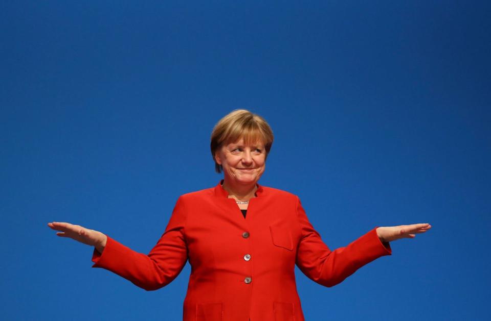 <p>Kanzlerin Angela Merkel genießt den Applaus in Essen, nachdem 89,5 Prozent der Delegierten sie als CDU-Chefin auf dem Parteitag wiedergewählt haben. (Bild: Kai Pfaffenbach/Reuters) </p>